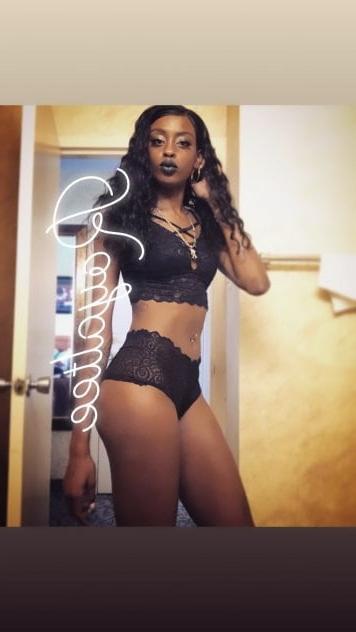 8P Royaltee American Escort