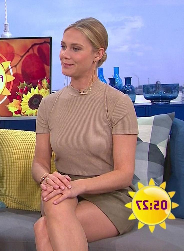 25P German TV Milf Alina Merkau