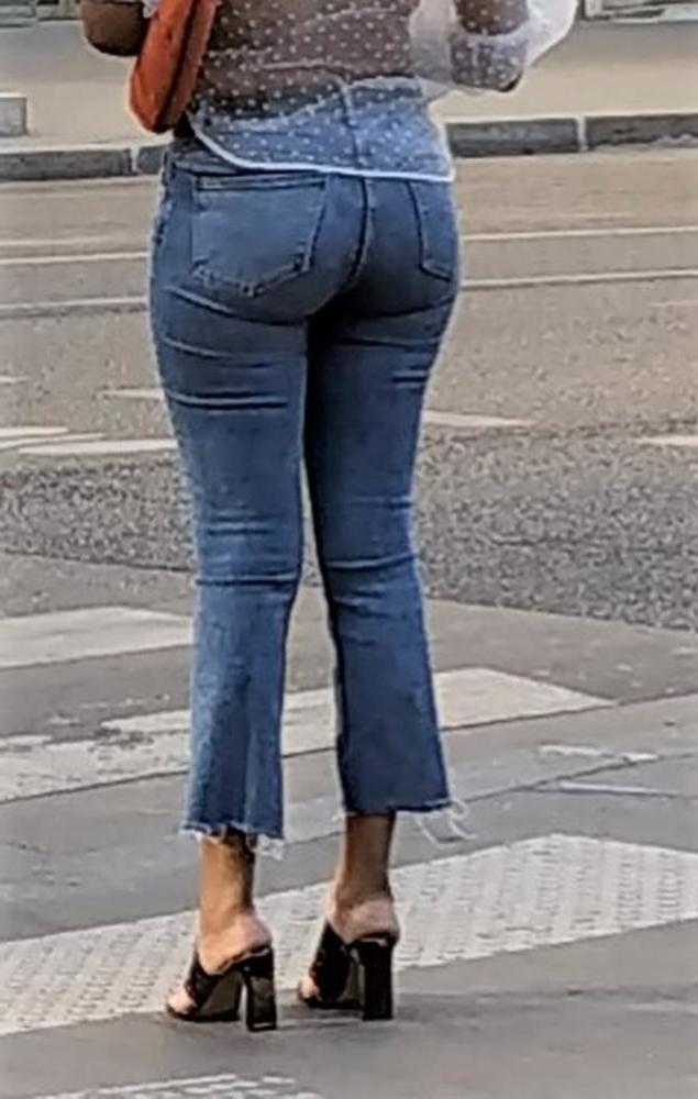 24P A french ebony girl pulling up her jeans !