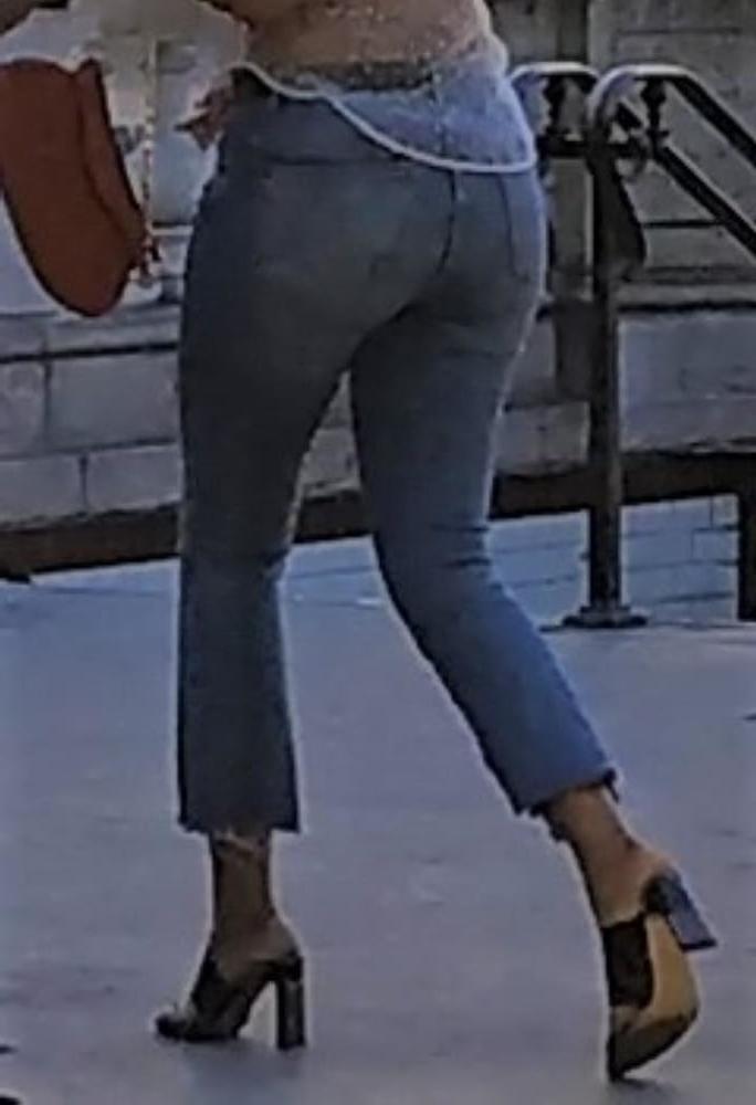 24P A french ebony girl pulling up her jeans !