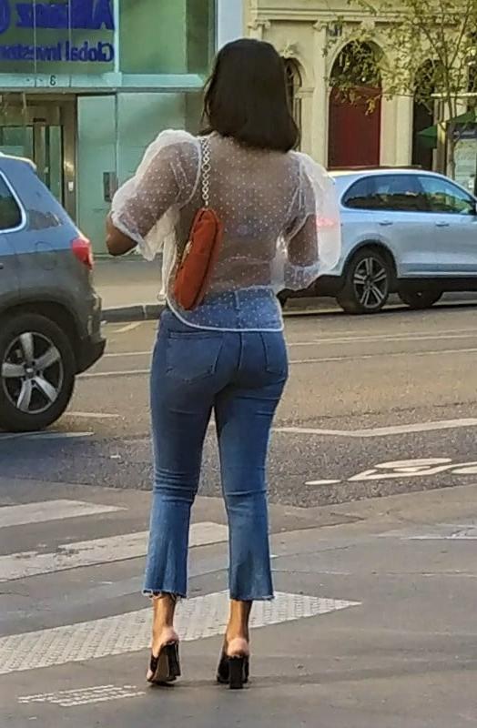24P A french ebony girl pulling up her jeans !