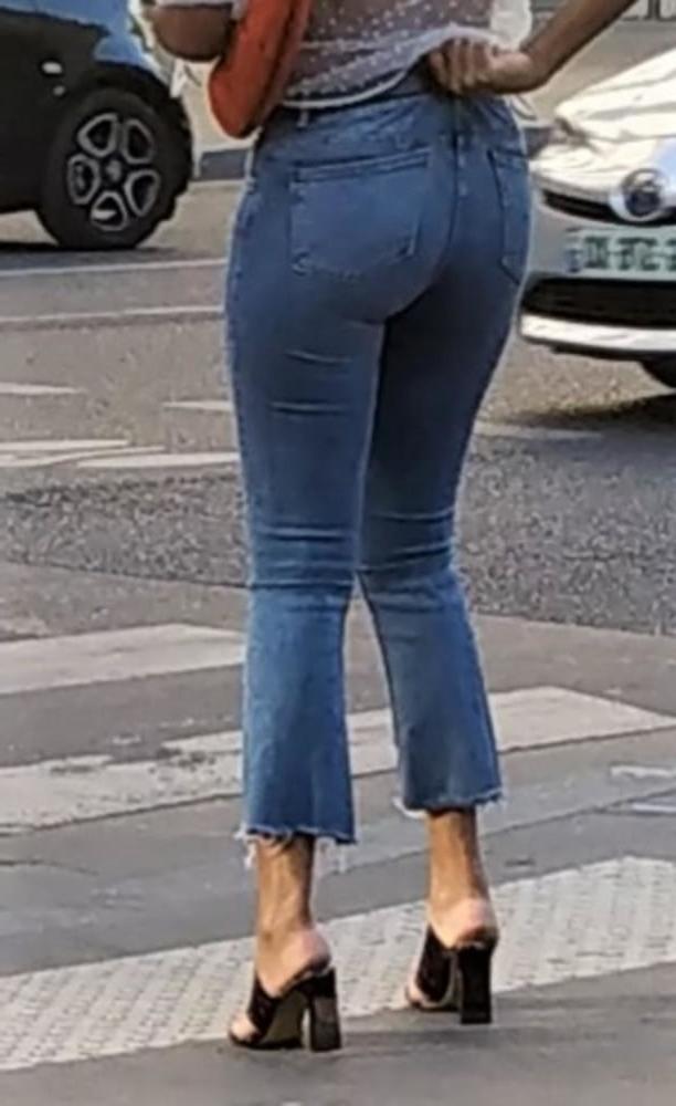 24P A french ebony girl pulling up her jeans !