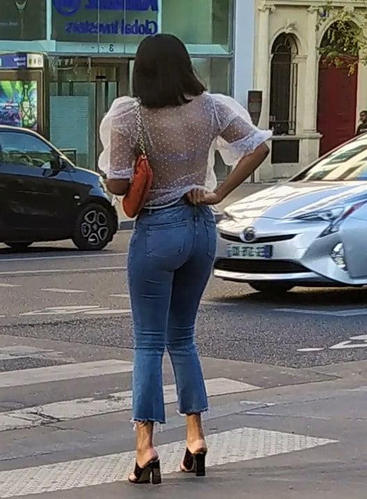 24P A french ebony girl pulling up her jeans !