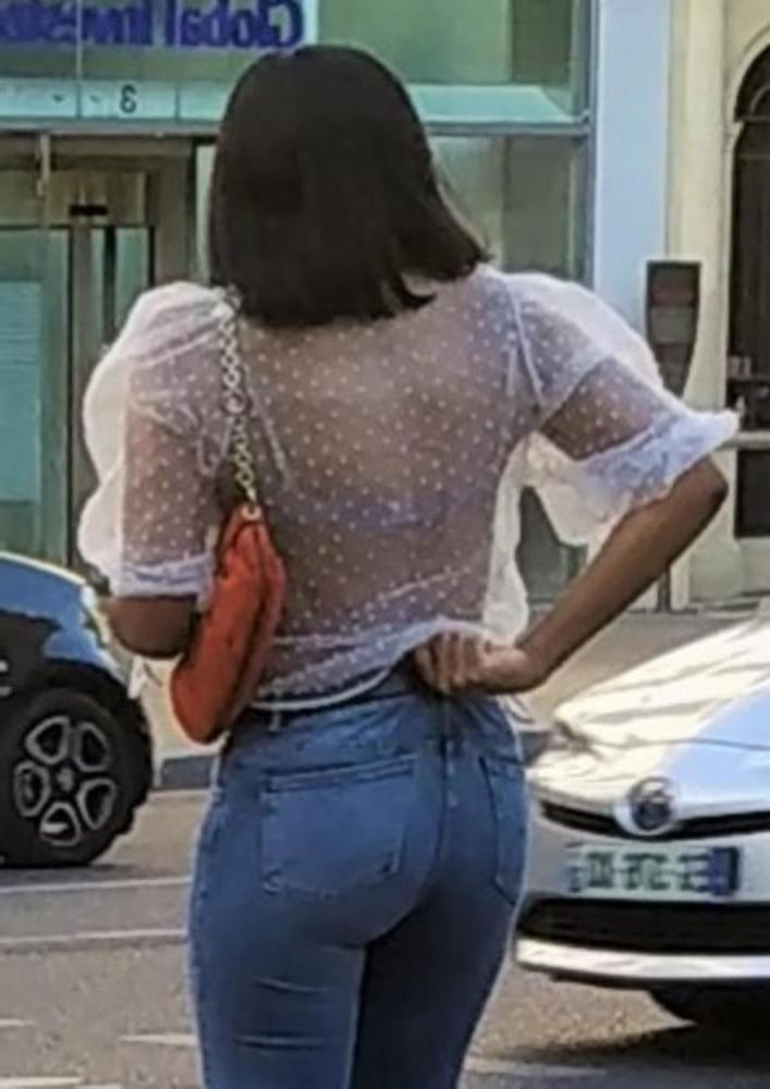 24P A french ebony girl pulling up her jeans !