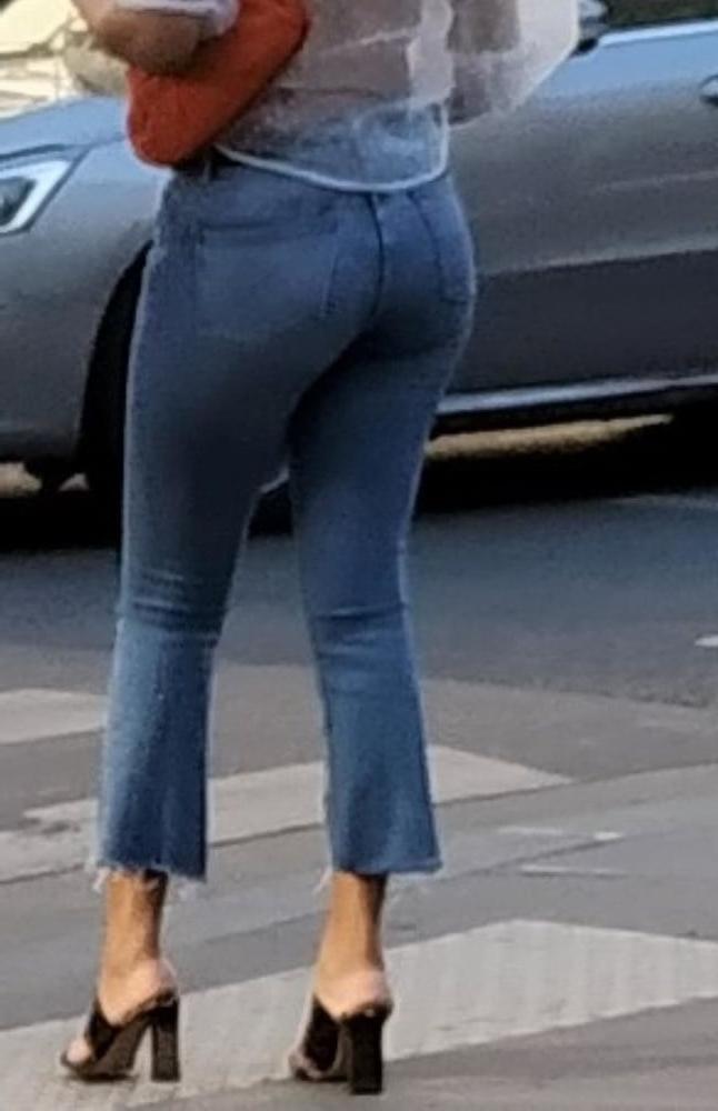 24P A french ebony girl pulling up her jeans !