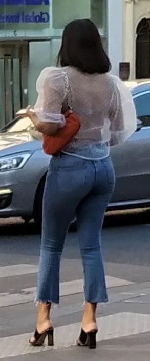 24P A french ebony girl pulling up her jeans !
