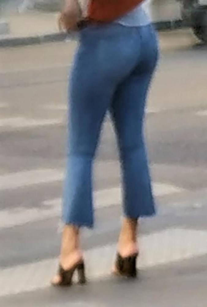 24P A french ebony girl pulling up her jeans !