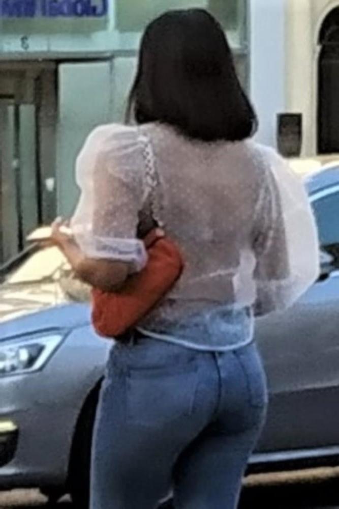 24P A french ebony girl pulling up her jeans !