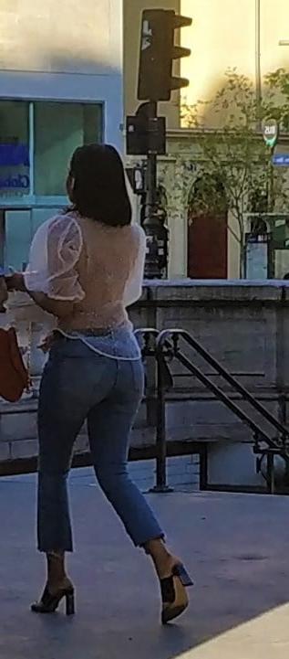 24P A french ebony girl pulling up her jeans !