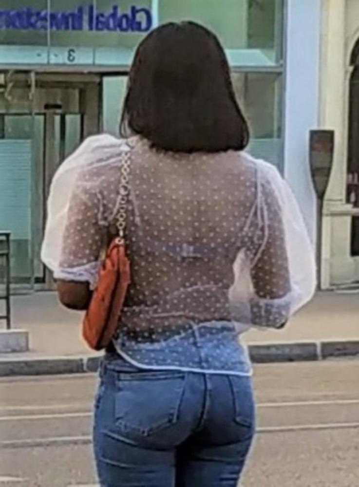 24P A french ebony girl pulling up her jeans !