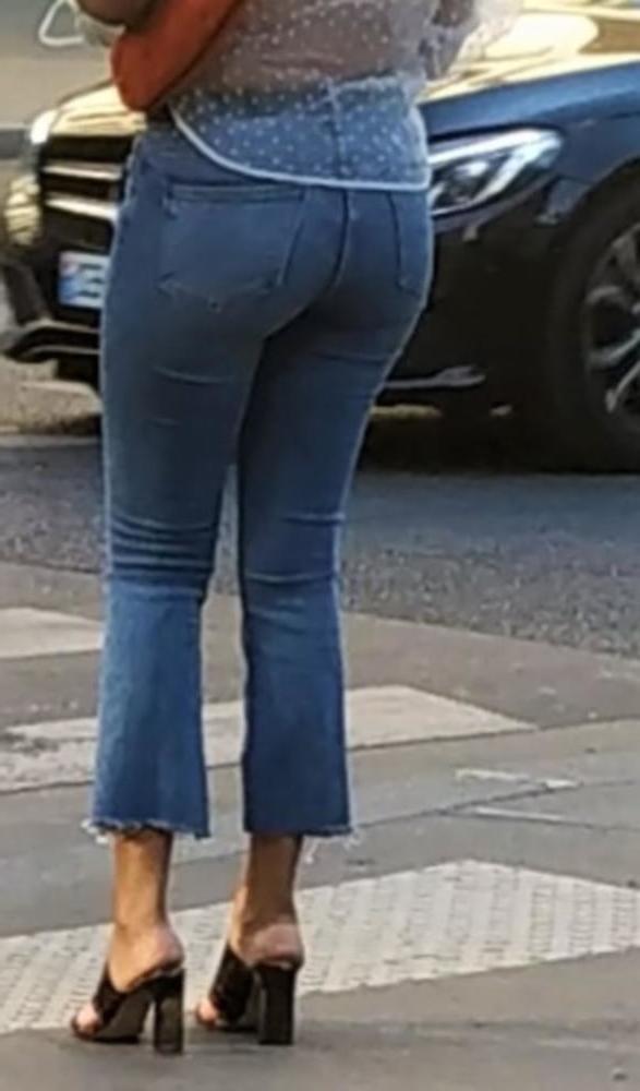 24P A french ebony girl pulling up her jeans !