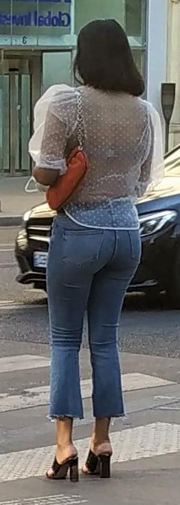 24P A french ebony girl pulling up her jeans !