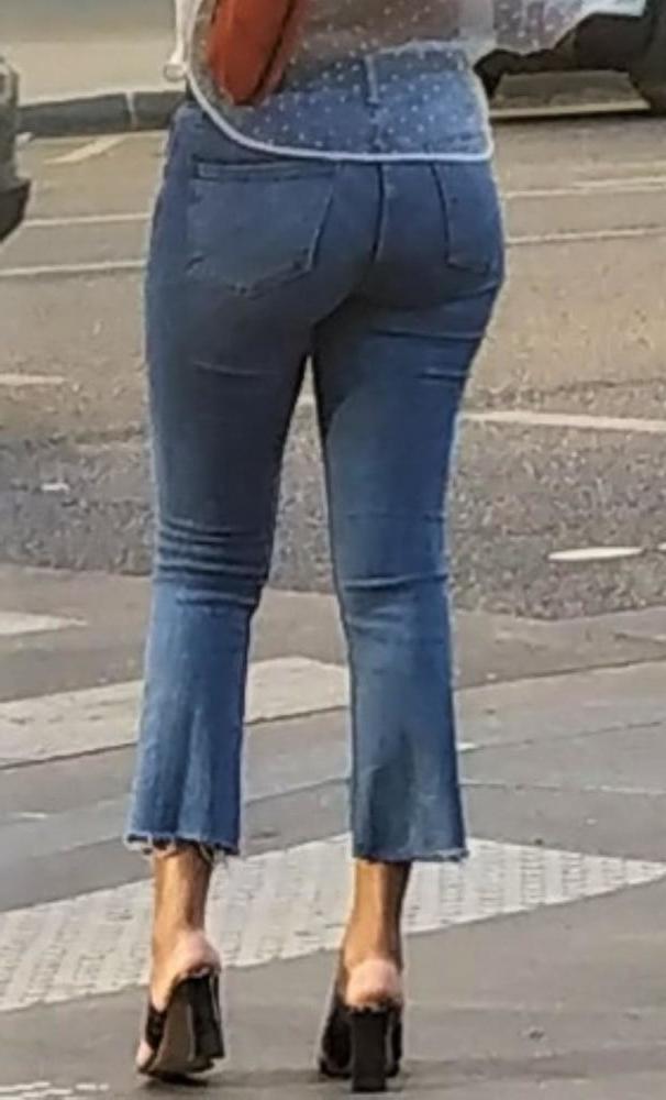24P A french ebony girl pulling up her jeans !