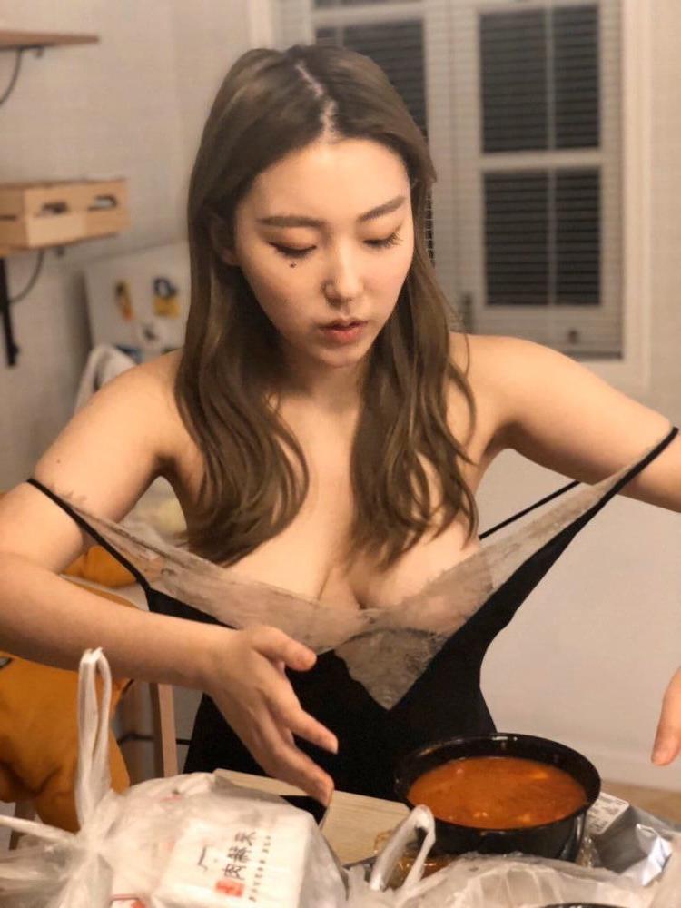 11P Massive tits Melodie