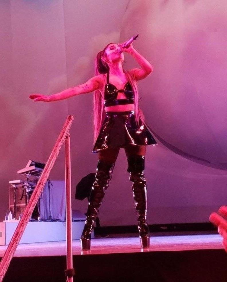 8P Ari With Boots On Tour