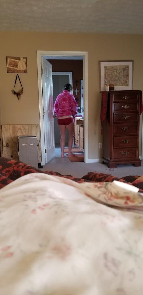 13P Wife randomly and unknowingly reveals her butt