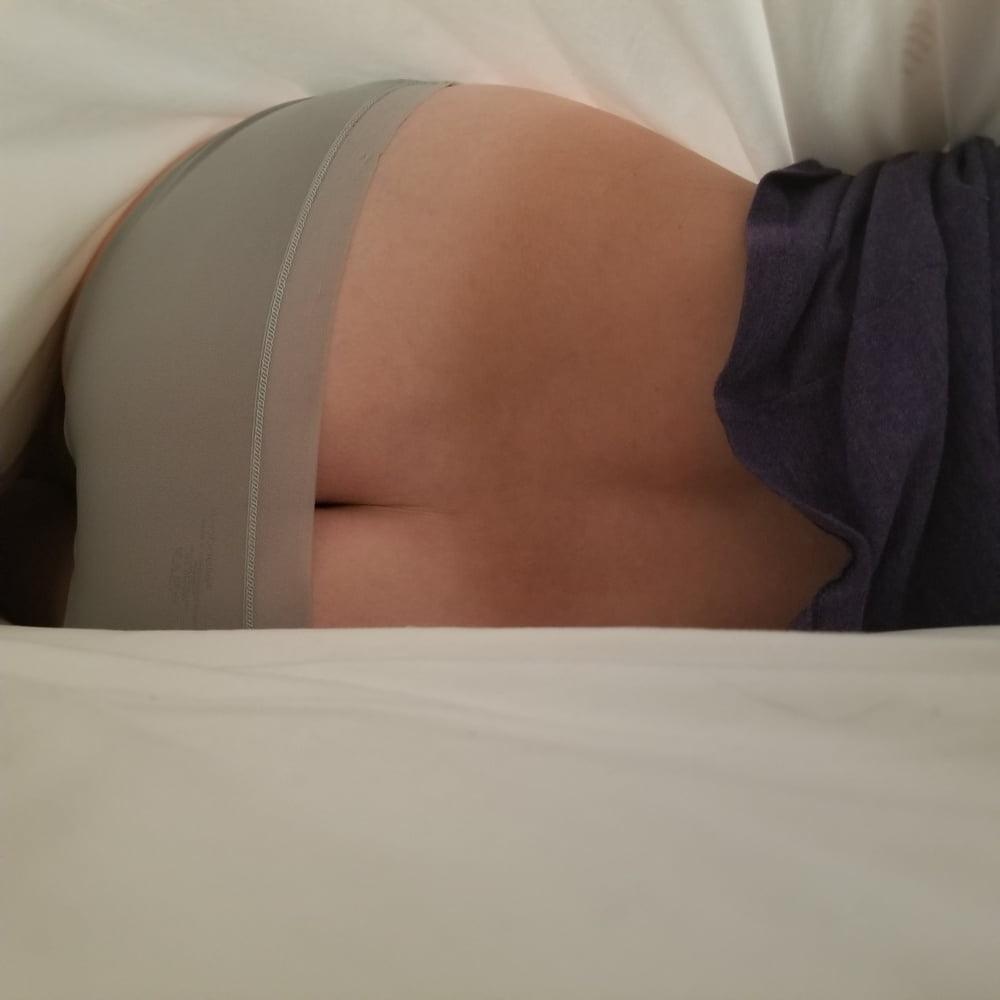 13P Wife randomly and unknowingly reveals her butt