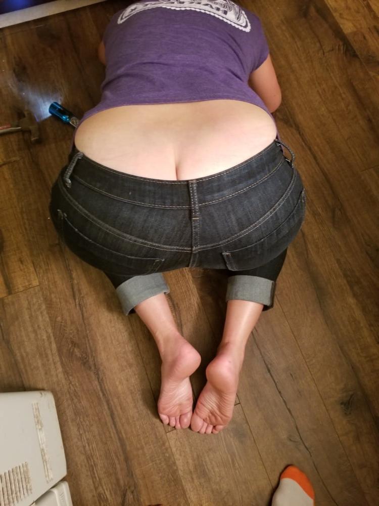 13P Wife randomly and unknowingly reveals her butt