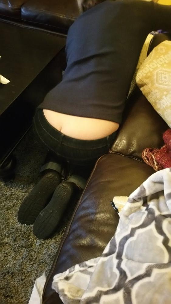 13P Wife randomly and unknowingly reveals her butt