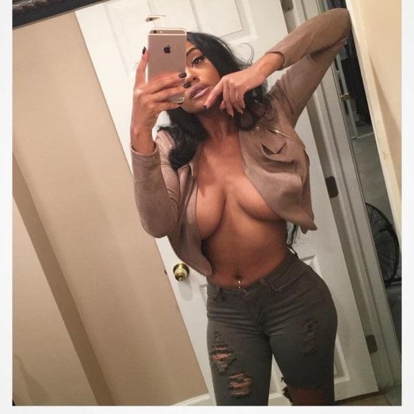 8P Ebony Escort
