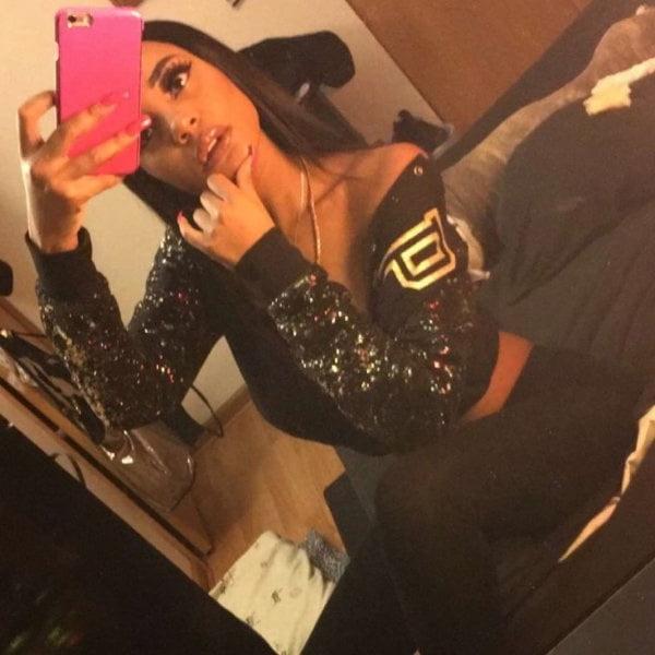 8P Ebony Escort