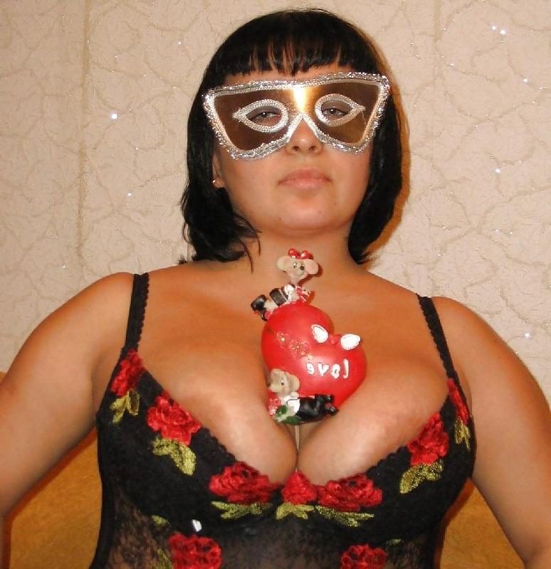 25P BIG CLEAVAGE QUEENS