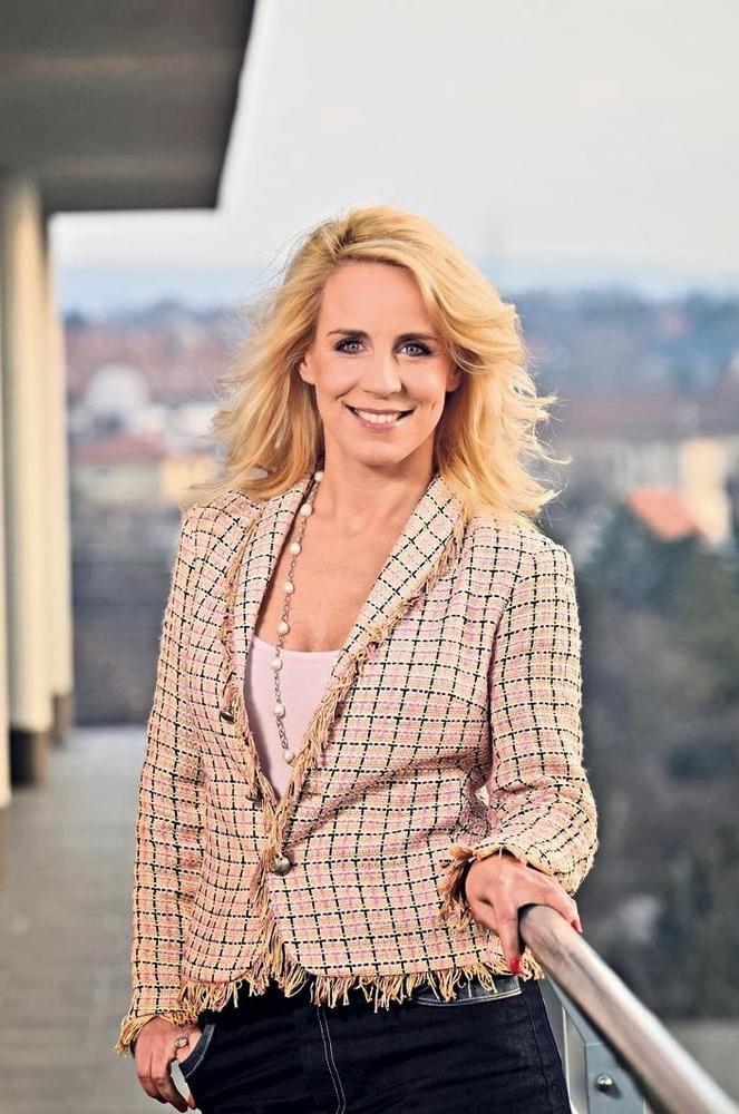 25P Zita Pataki (Hungarian Tv Presenter) Non-Nude MILF