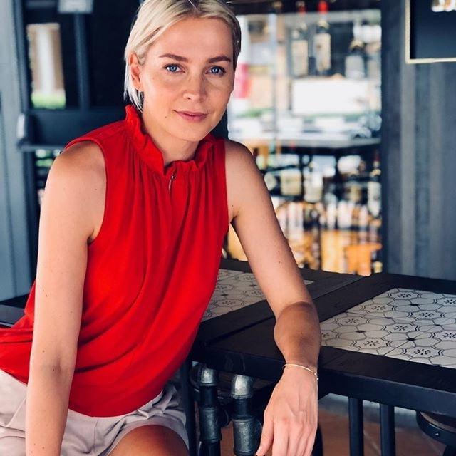 25P Julia M. Perfect hot German lady