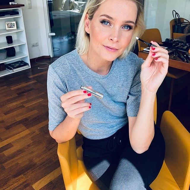 25P Julia M. Perfect hot German lady