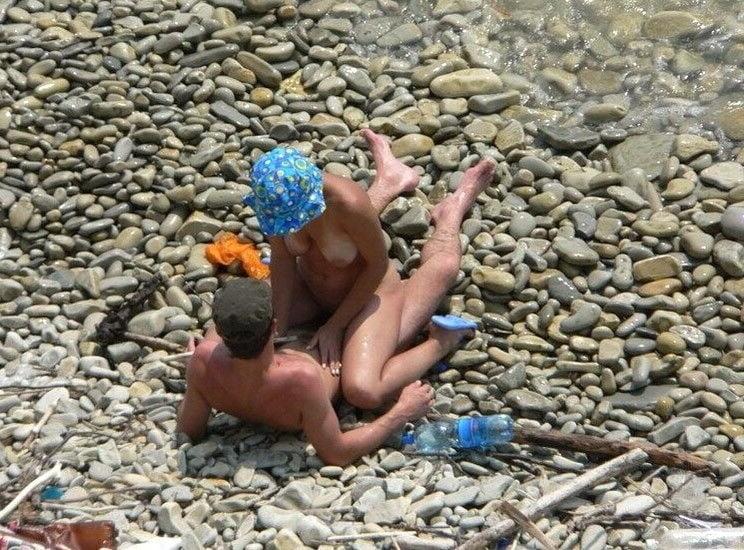 25P caught having sex outside  or just pure exhibitionists