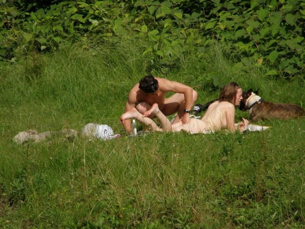 25P caught having sex outside  or just pure exhibitionists