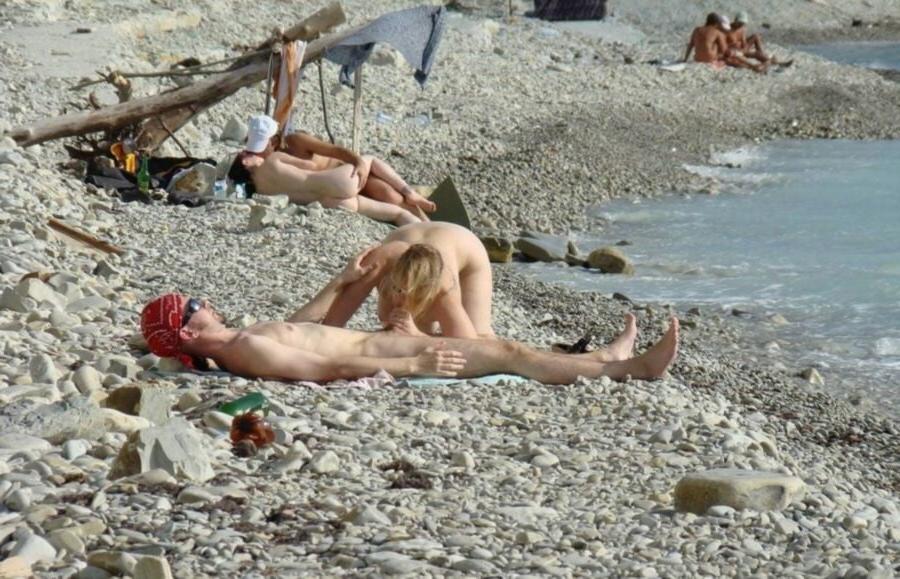 25P caught having sex outside  or just pure exhibitionists