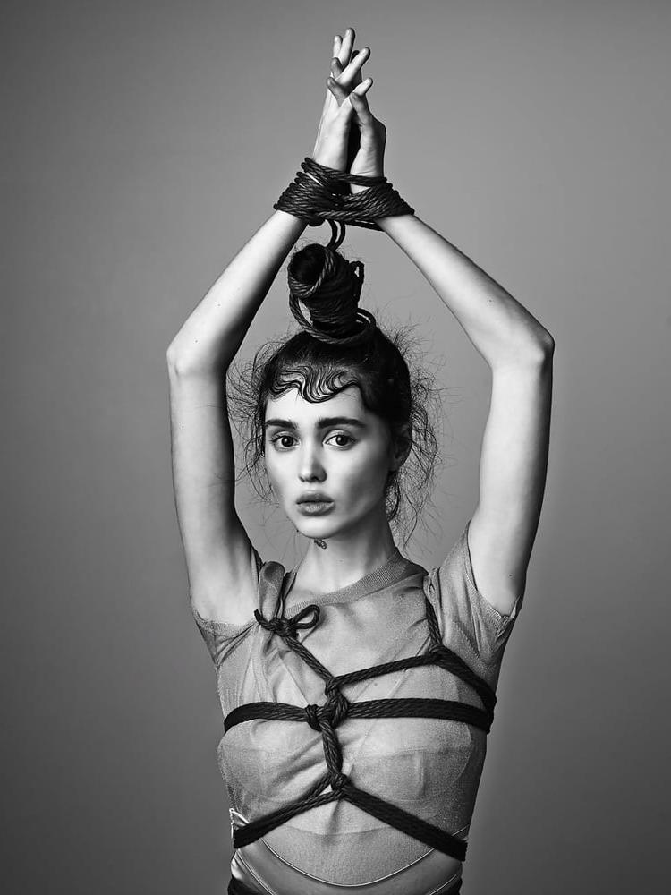 25P Stehende Frauen in schoener Bondage #25