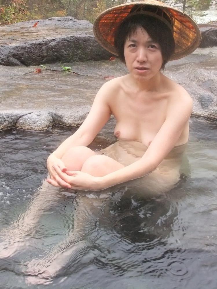 25P Japanese wife Shizuko outdoor bathing #001