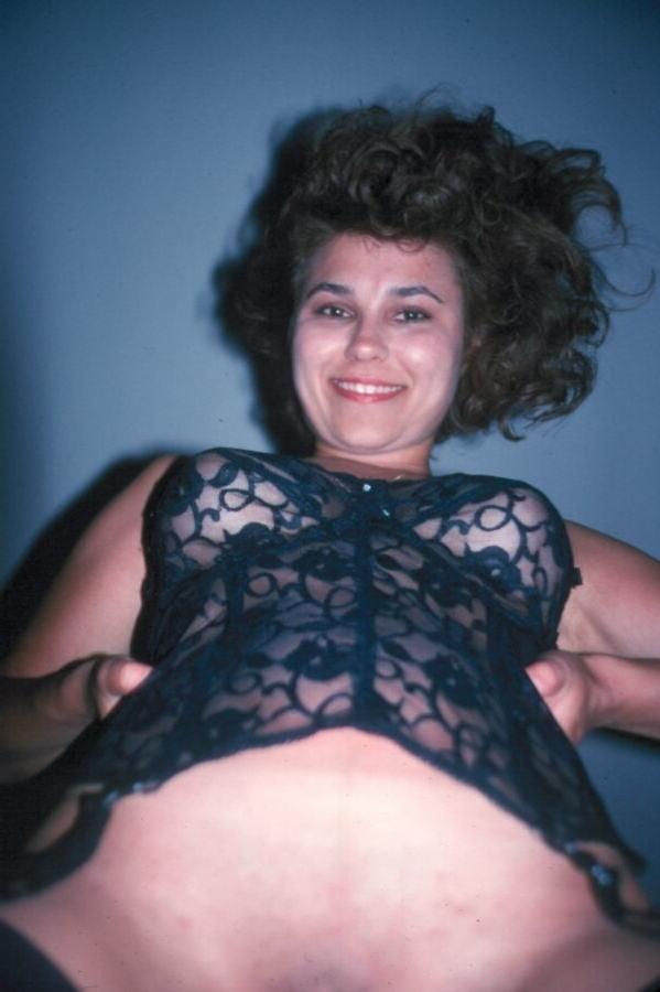 25P WNE 915 - Hot Vintage Wife