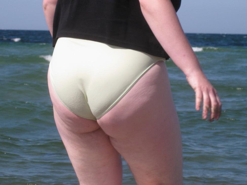 16P 751 - my wife Annett - naked and hairy on the beach