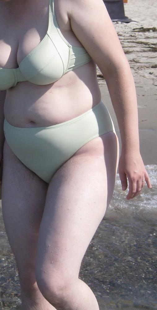 16P 751 - my wife Annett - naked and hairy on the beach