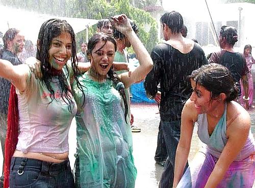 17P Indian girls playing holy