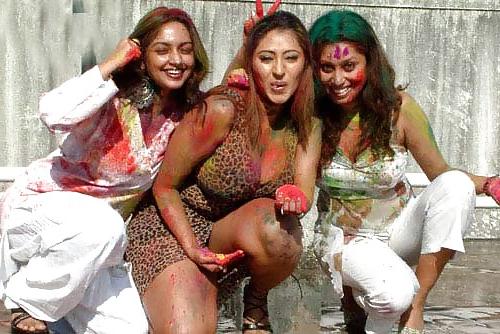 17P Indian girls playing holy