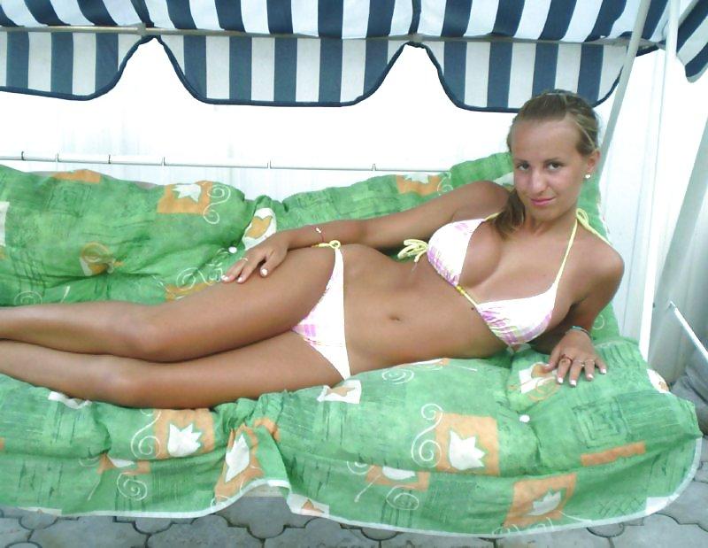 17P Amateur bikini babes