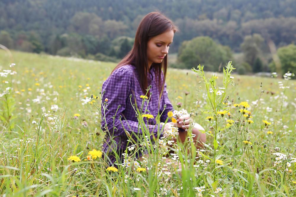 14P Mature go to naked outdoor on the wild grass
