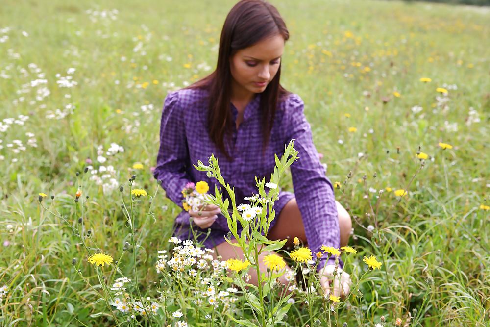 14P Mature go to naked outdoor on the wild grass