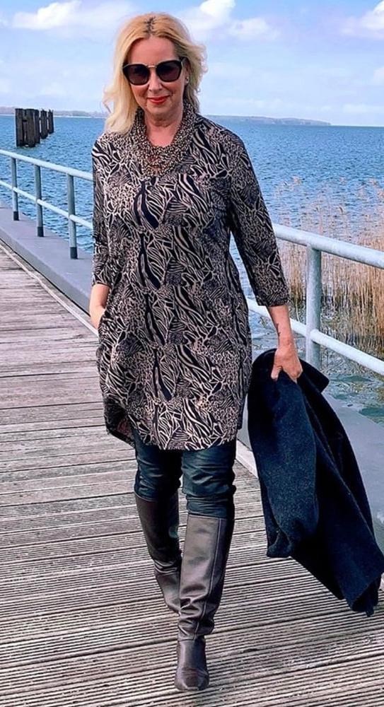 25P Milfs &amp; Gilfs wearing boots no.72