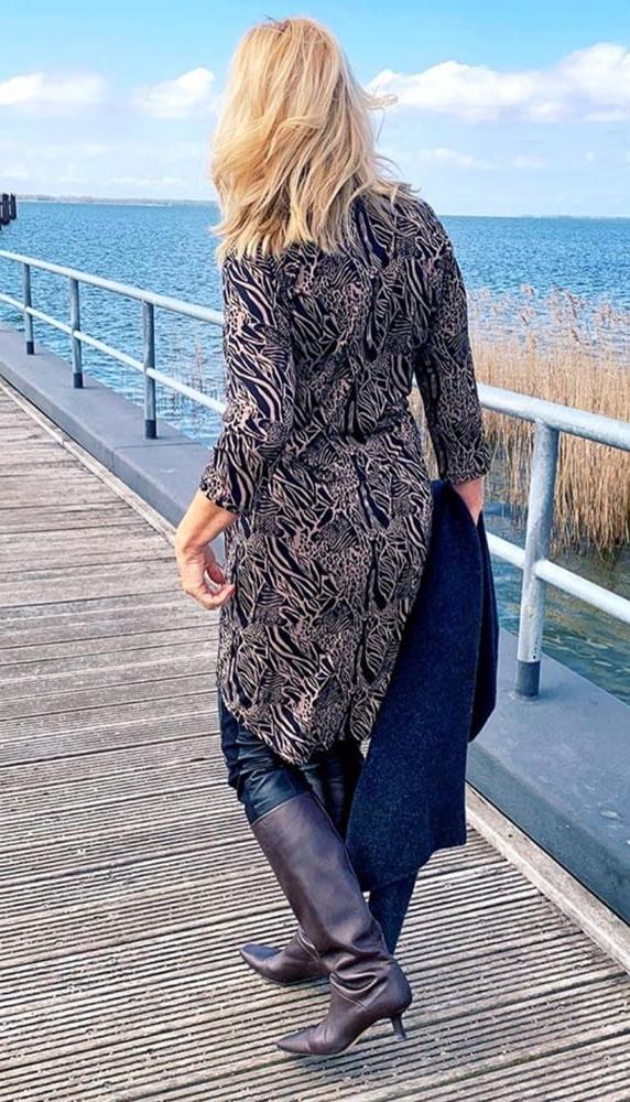 25P Milfs &amp; Gilfs wearing boots no.72