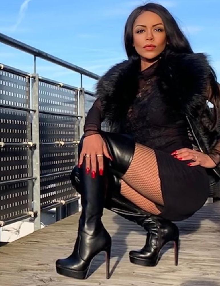 25P Milfs &amp; Gilfs wearing boots no.72