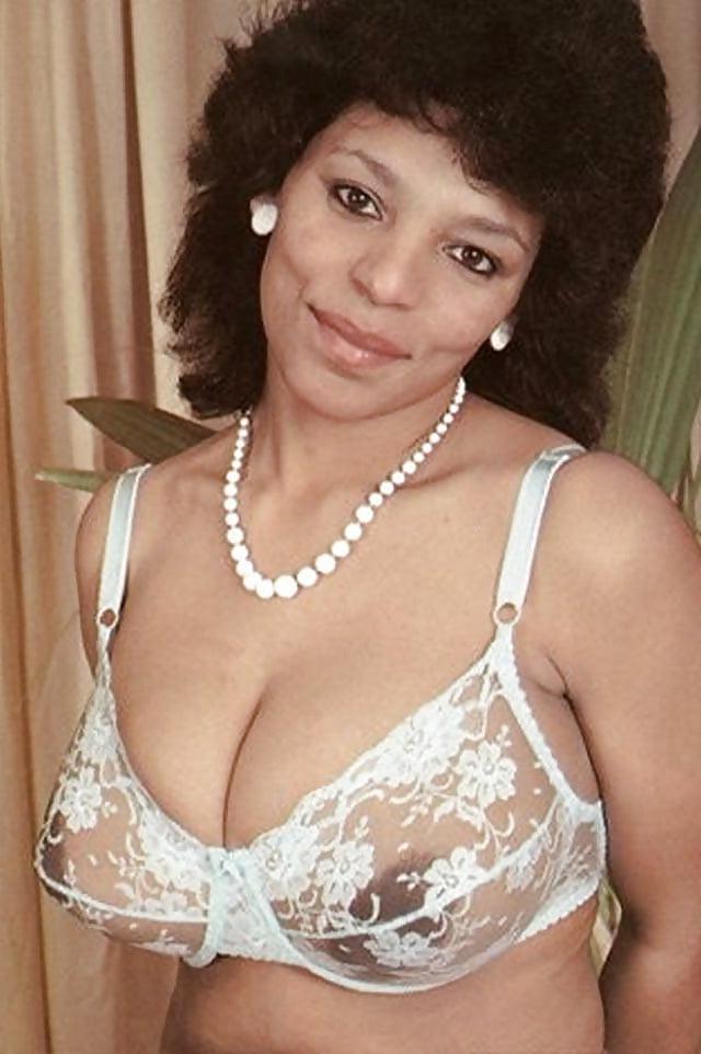 25P EBONY MILFS