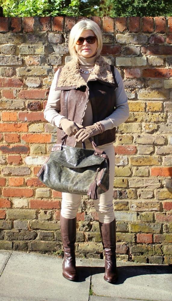 25P Milfs &amp; Gilfs wearing boots no.83
