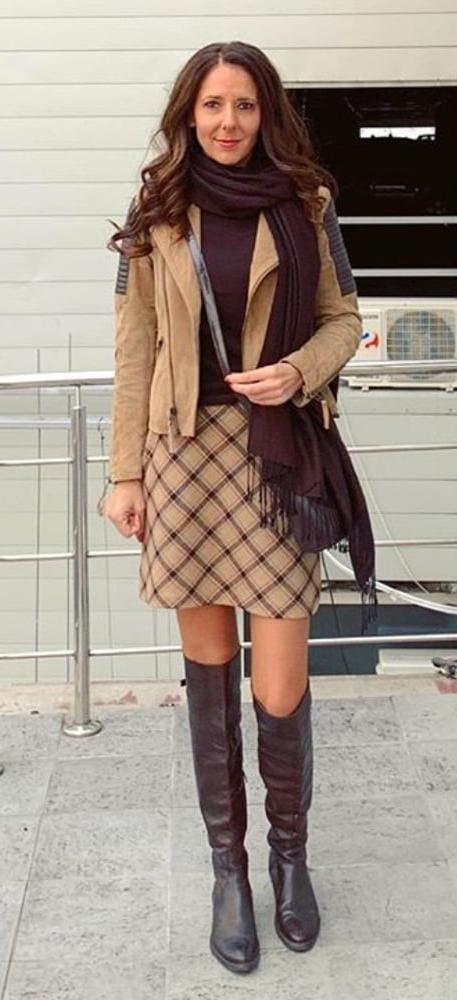 25P Milfs &amp; Gilfs wearing boots no.70