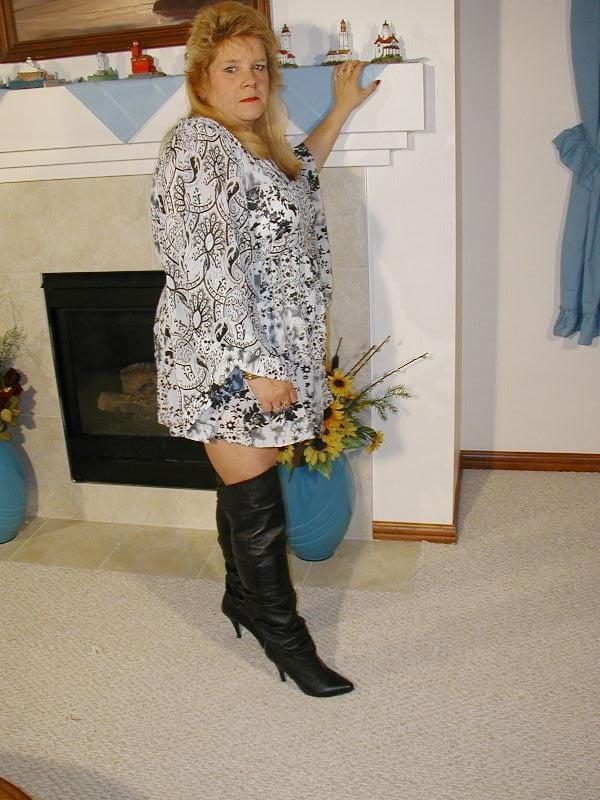 25P Milfs &amp; Gilfs wearing boots no.76
