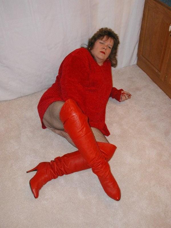 25P Milfs &amp; Gilfs wearing boots no.76